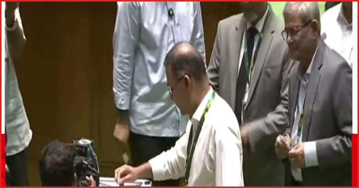 রাষ্ট্রপতি নির্বাচনে ভোট দিলেন প্রধানমন্ত্রী ও বিরোধীদলীয় নেতা