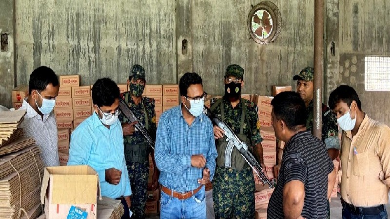 সিরাজগঞ্জে নকল বালাইনাশক কারখানা বন্ধ, মালিককে ১ লাখ টাকা জরিমানা