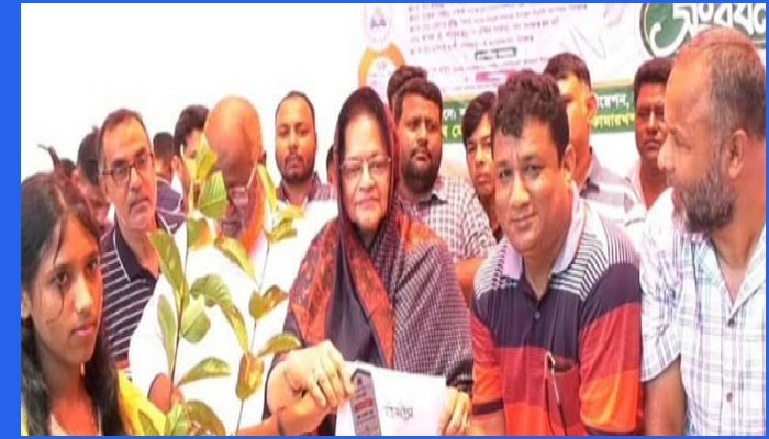 সিরাজগঞ্জের কামারখন্দে শিক্ষার্থীদের মাঝে গাছের চারা ও বৃত্তি বিতরণ
