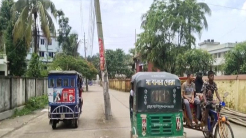 সুনামগঞ্জ সড়কের মাঝখানে বিদ্যুতের খুঁটি, দেড় বছরে শতাধিক দুর্ঘটনা