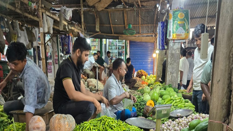 হিলিতে ভারতীয় কাঁচা মরিচ আসায় দাম কমলো কেজিপ্রতি ৫০ টাকা