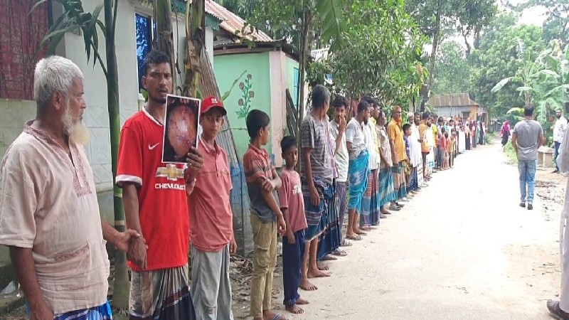 হোসেনপুরে সাবেক ইউপি সদস্যের বিরুদ্ধে ‘মিথ্যা’ মামলার প্রতিবাদে মানববন্ধন