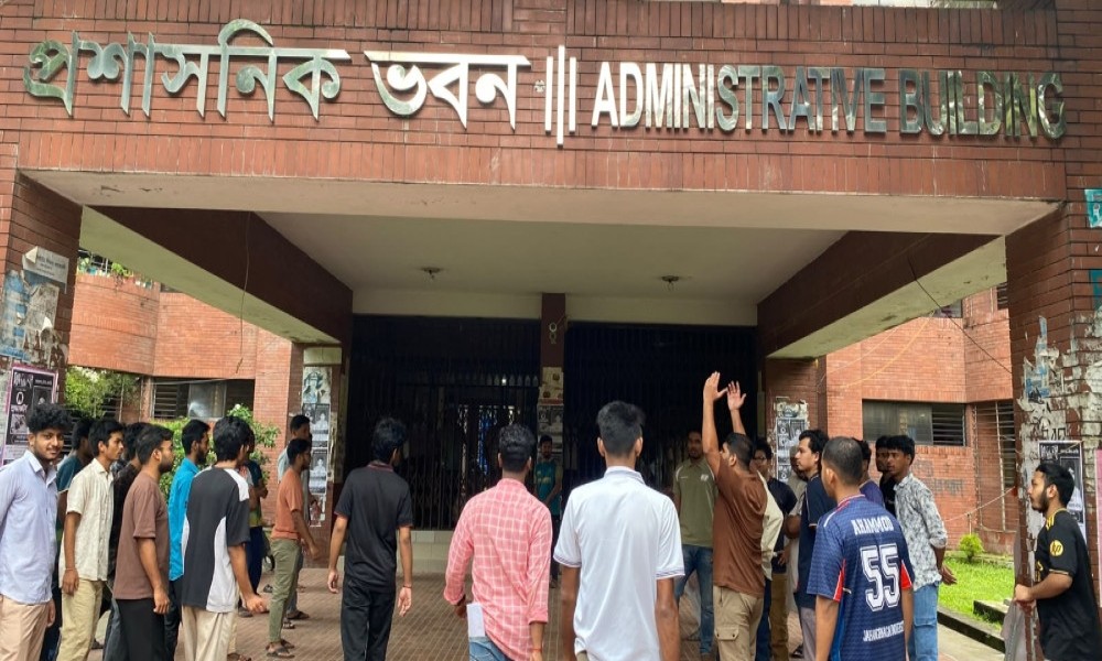 চার দফা দাবিতে জাবির প্রশাসনিক ভবনে তালা দিলেন শিক্ষার্থীরা