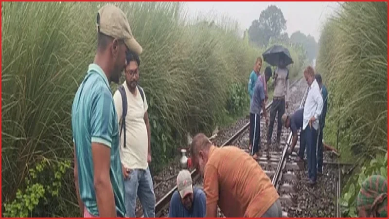 নাটোরের বাগাতিপাড়ায় রেললাইন ভেঙে রাজশাহীর সঙ্গে ট্রেন যোগাযোগ ব্যাহত
