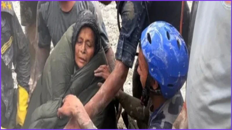 নেপালে ১০ দিন পর ধ্বংসস্তূপ থেকে বৃদ্ধা জীবিত উদ্ধার