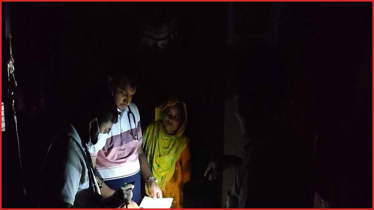 রংপুর মেডিকেলে লোডশেডিংয়ের সময় মুঠোফোনের আলোয় চলছে চিকিৎসা