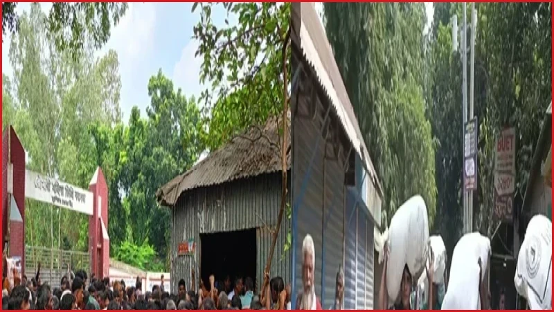 রৌমারীতে সার না পেয়ে ডিলারের গুদাম ভেঙে সারের বস্তা নিলেন কৃষকেরা