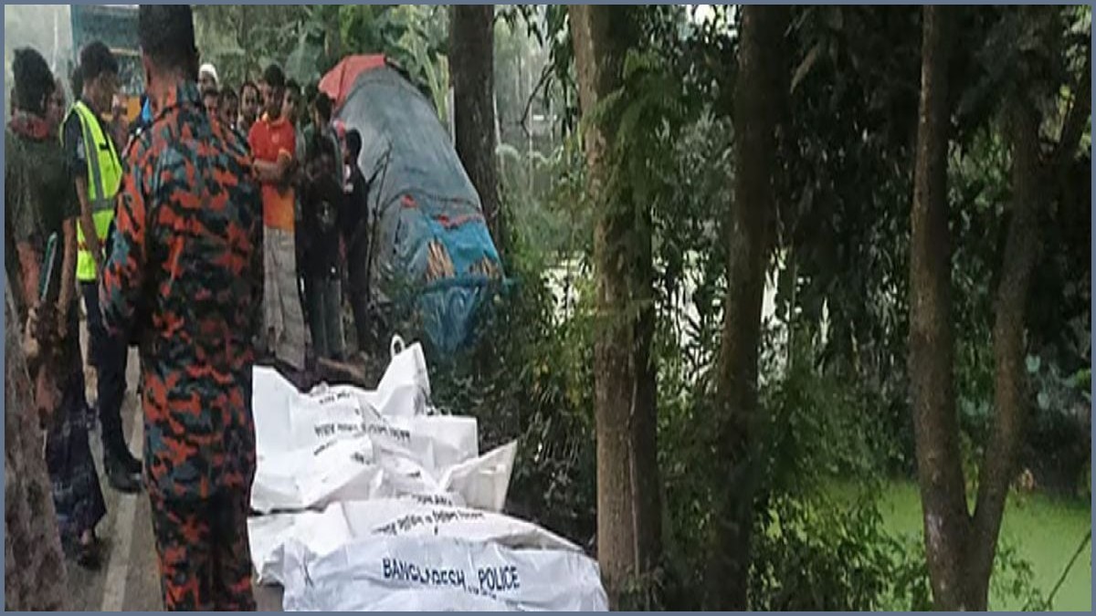 নাটোরে বাস-ট্রাক সংঘর্ষে ১০ জনের মৃত্যু, আহত ৩০