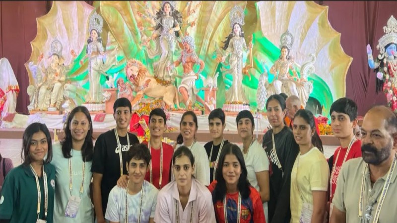 বনানী পূজামণ্ডপ পরিদর্শন করলেন ভারত ও নেপাল হ্যান্ডবল দলের খেলোয়াড়রা
