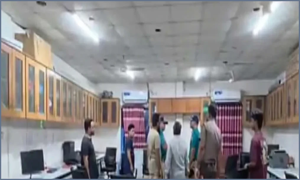 হাজারীবাগে কুরিয়ার সার্ভিসের কার্যালয়ে হামলা, ল্যাপটপ ও ক্যামেরা লুট